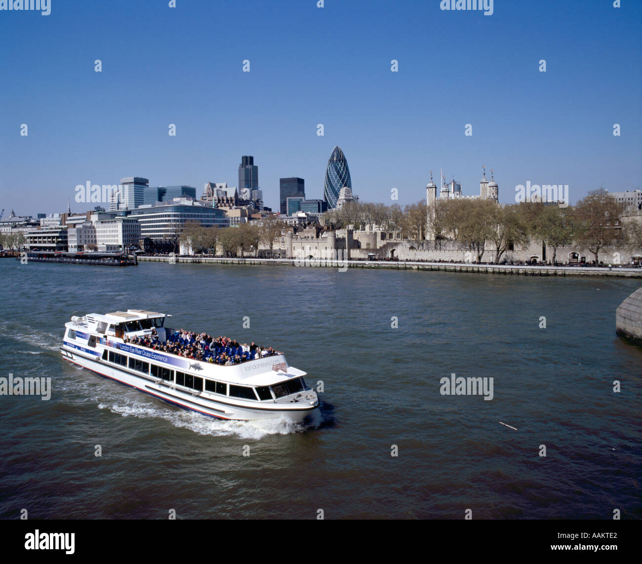 La barca turistica sul fiume Tamigi da Tower Bridge di Londra Foto Stock