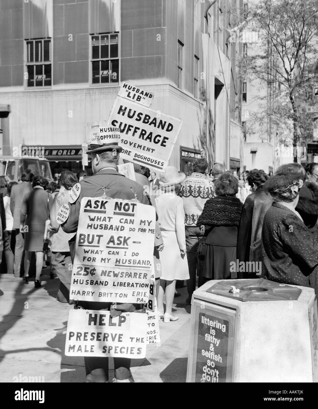 Anni Settanta UOMO SU 5TH AVENUE NEW YORK ROCKEFELLER CENTER indossando scheda sandwich con segni che propugnano marito SUFFRAGIO Foto Stock