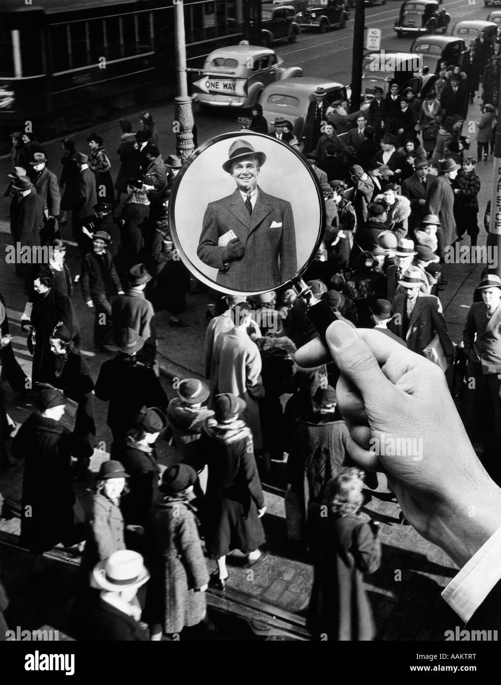 1930s 1940s strada pedonale folla LENTE DI INGRANDIMENTO focalizzata sul singolo ben vestito uomo un volto nella folla Foto Stock