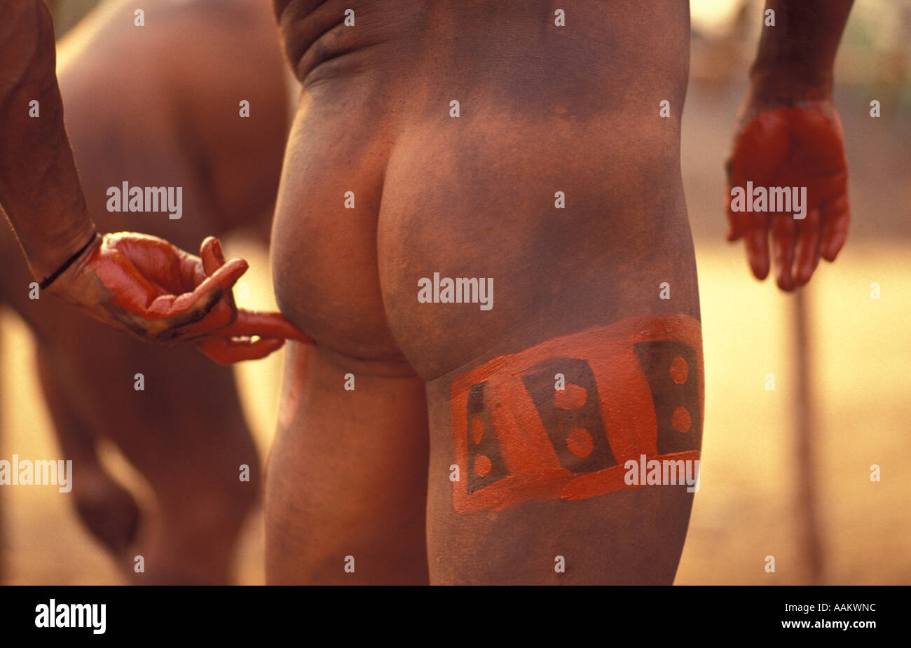 Xingu, Amazon rain forest persone, Brasile. Yaulapiti indigeni. Body Painting con urucum, un colorato di rosso impianto. Foto Stock