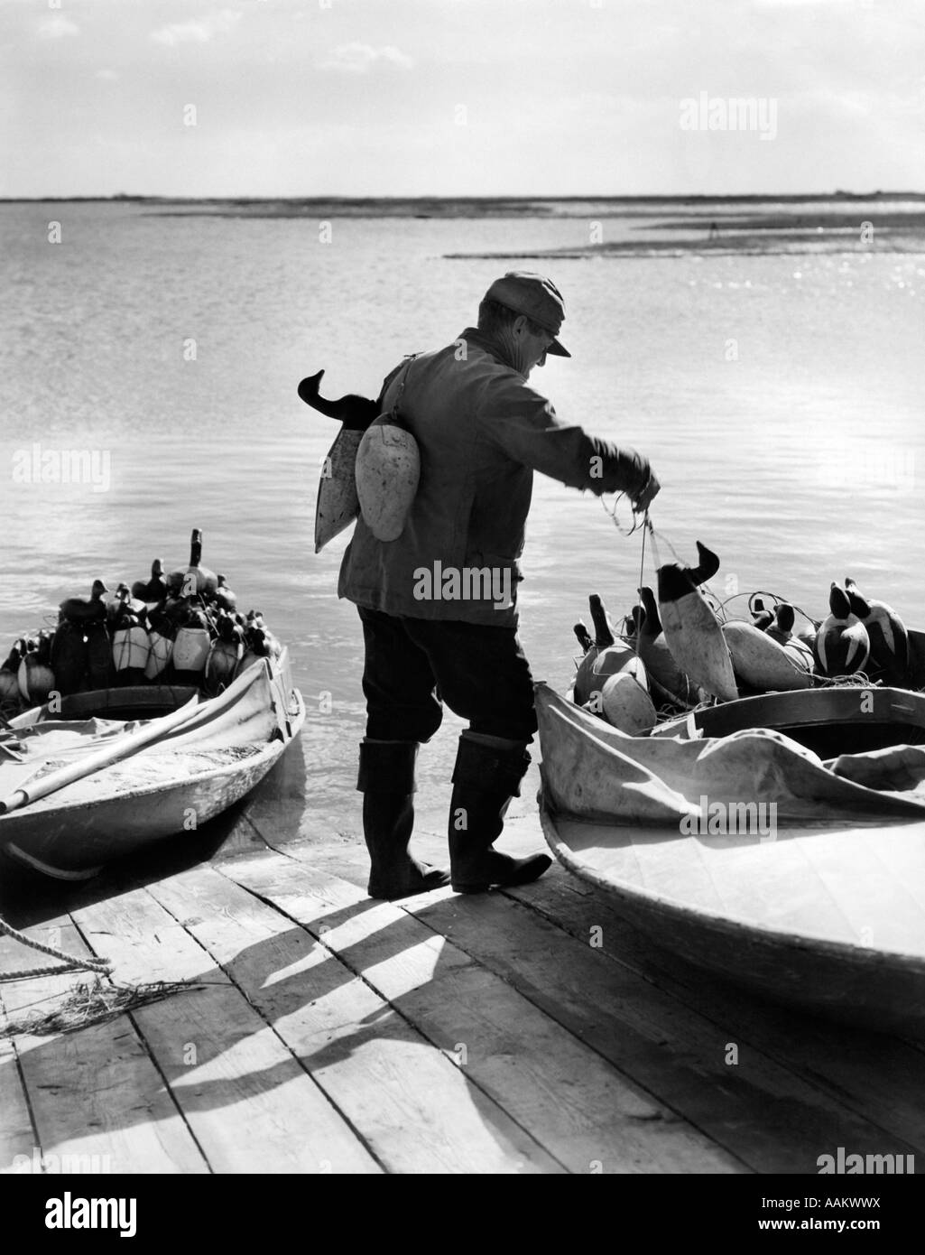 1930s 1940s HUNTER METTENDO CANADA GOOSE DECOY IN SNEAK-BOX IN LEGNO BARCA CACCIA BARNEGAT BAY NEW JERSEY USA Foto Stock