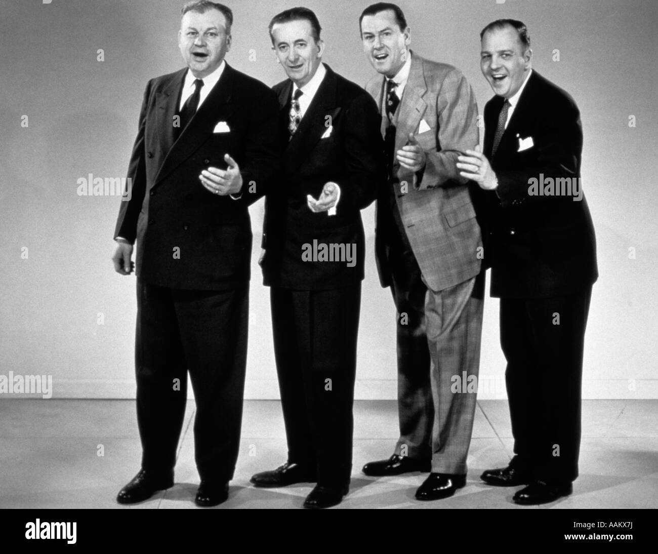 Anni Cinquanta quartetto musicale di uomini di affari di cantare guardando la fotocamera Foto Stock