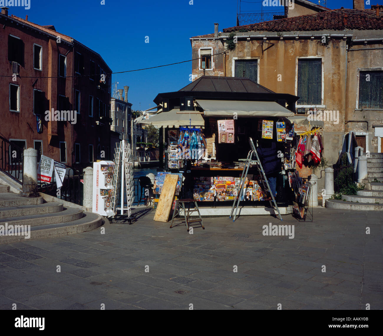 Negozio di giornali a Campo San Pantalon, Venezia, Sito Patrimonio Mondiale dell'UNESCO, l'Italia, l'Europa. Foto di Willy Matheisl Foto Stock