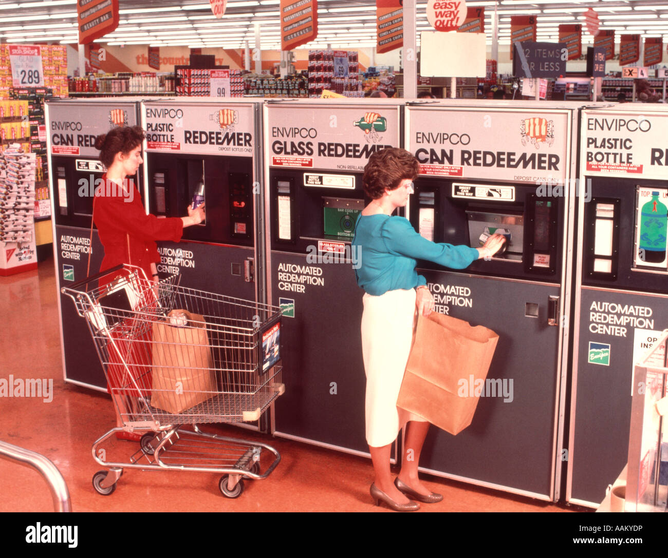 Anni Settanta donne riscattando il deposito sulle lattine e bottiglie al supermercato centro riscatto Foto Stock