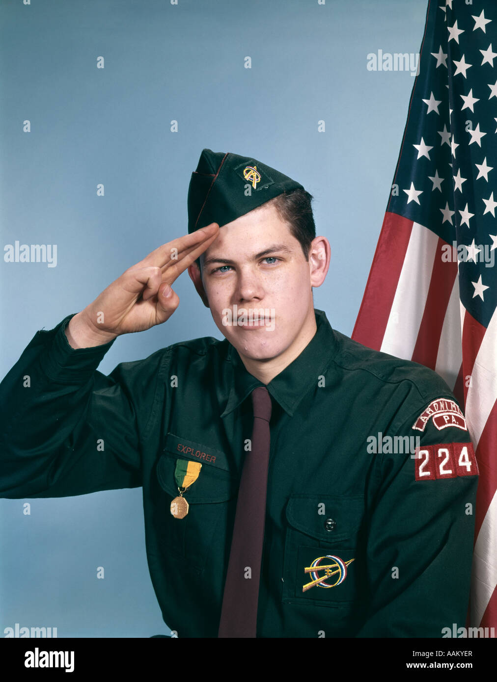 Anni sessanta EXPLORER boy scout salutate bandiera AMERICAN Foto Stock