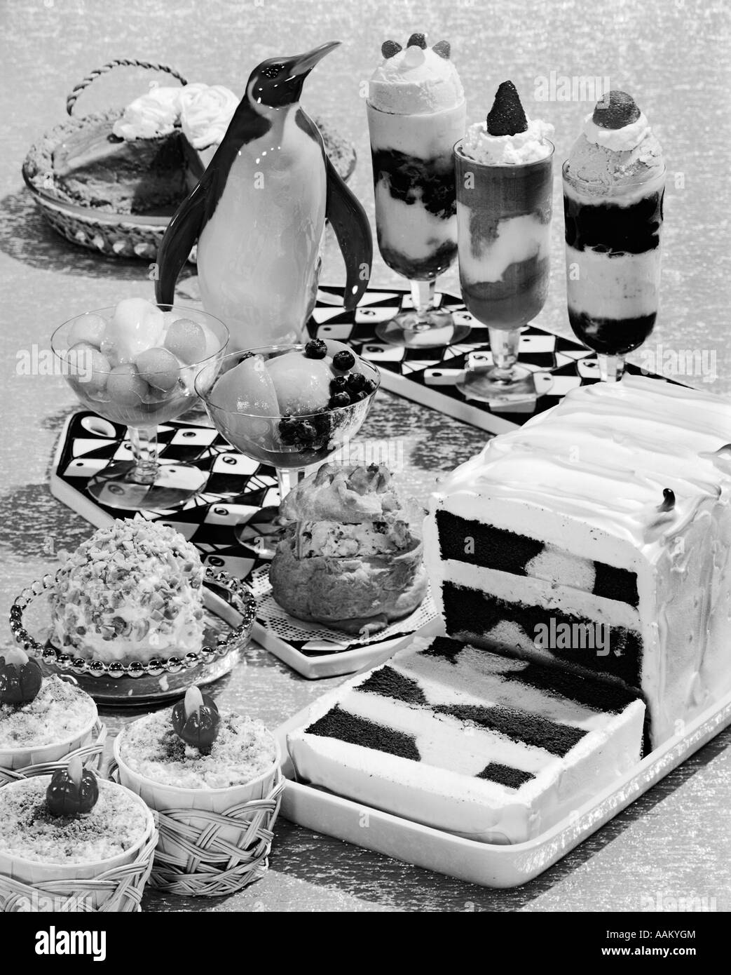 Anni Cinquanta anni sessanta freddo e congelati PARFAITS DESSERT GELATO FRUTTA CON DECORAZIONE dei pinguini Foto Stock