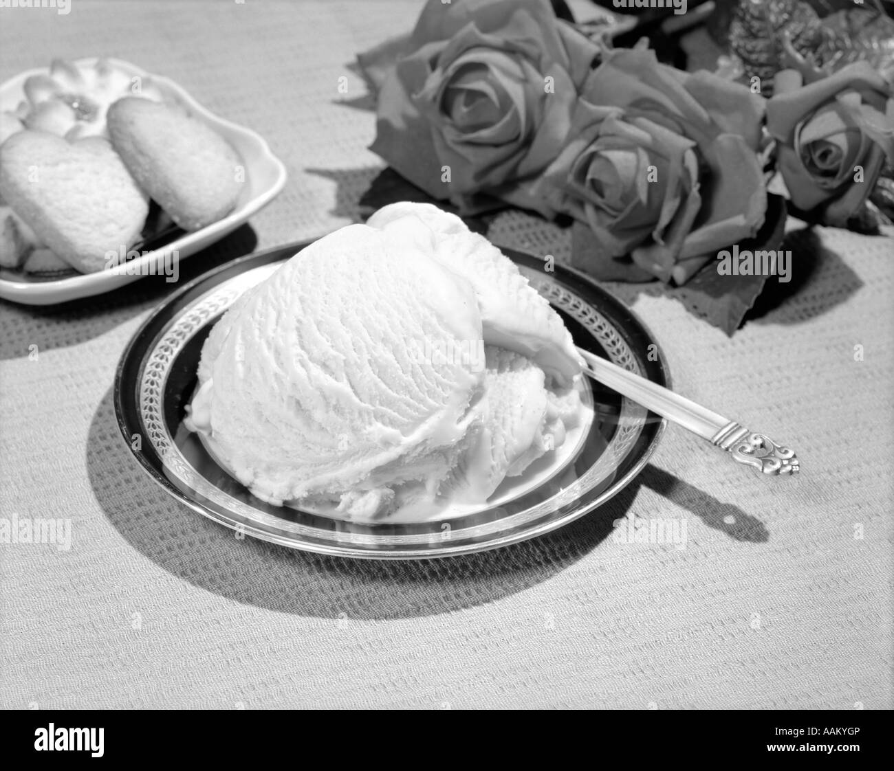 Anni Cinquanta anni sessanta piatto di gelato alla vaniglia PIATTO DI ZUCCHERO COOKIE E bouquet di rose rosse Foto Stock