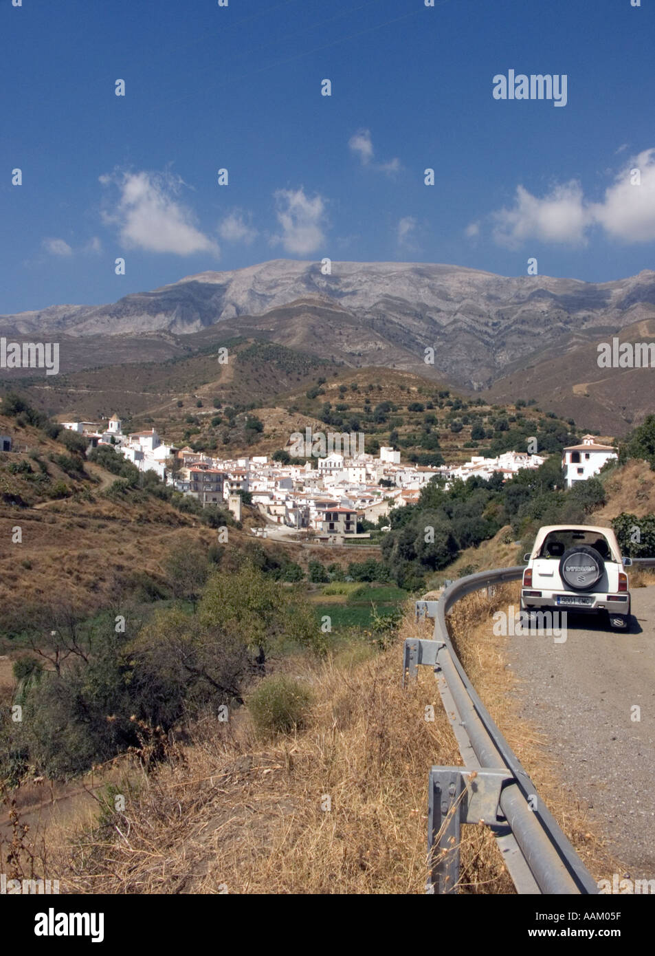 La città bianca di Sedella si accoccola nella Sierra Tejeda la regione di Axarquia Andalusia Spagna foothills dell'Alpujarra Mountain Foto Stock