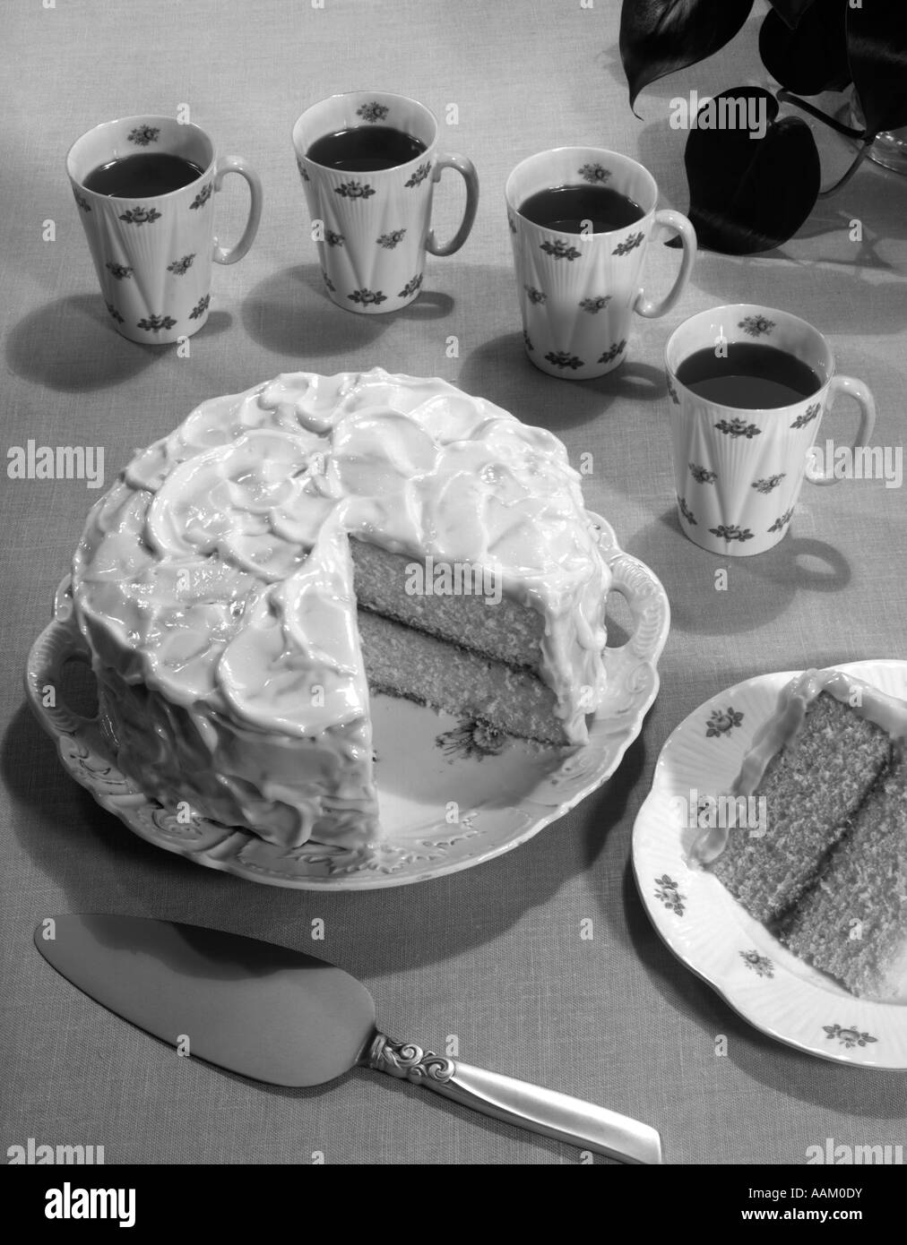 Anni Cinquanta il dessert vaniglia LAYER CAKE E CAFFÈ Foto Stock