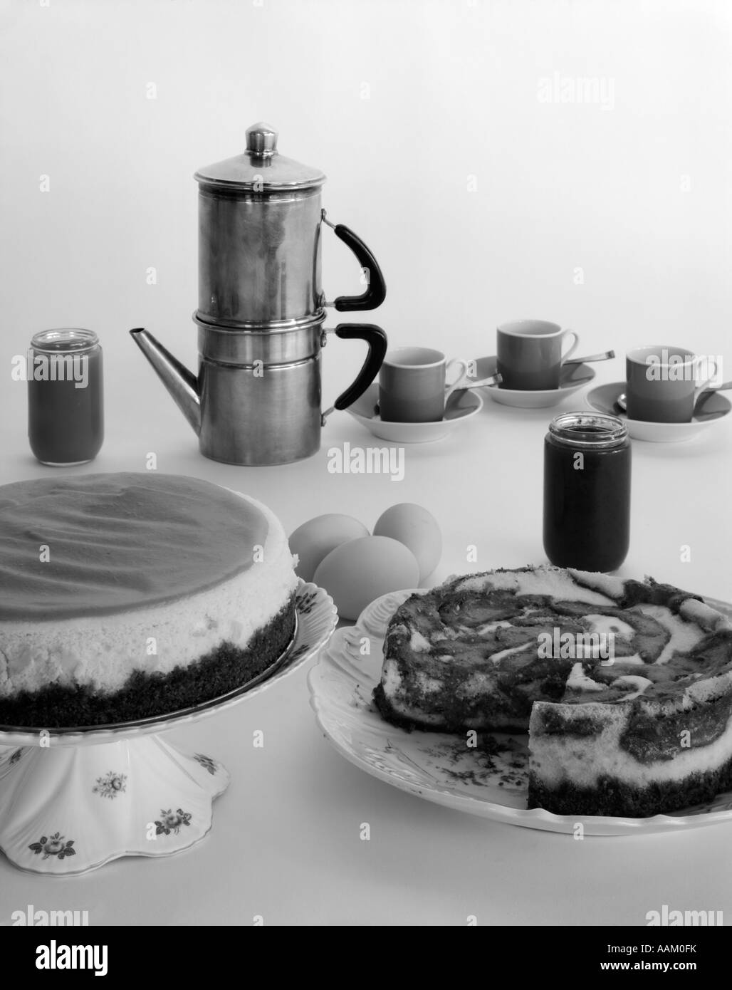 1950s POT del caffè tazze e piattini e due dessert torte Foto Stock