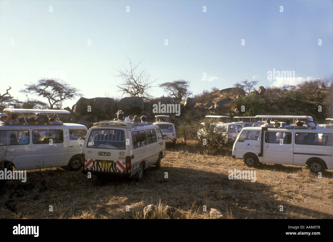 Gruppo di nove pulmini si affollavano intorno a un lontano leopard Samburu Riserva nazionale del Kenya Africa orientale Foto Stock