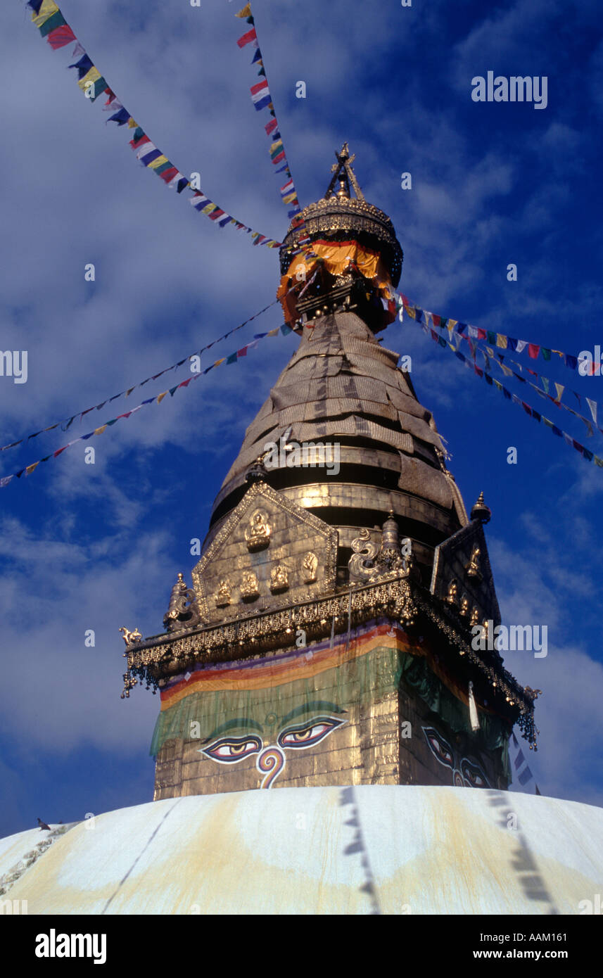 Gli occhi di Buddha guardare in quattro direzioni a SWAYAMBUNATH STUPA KATHAMANDU NEPAL Foto Stock