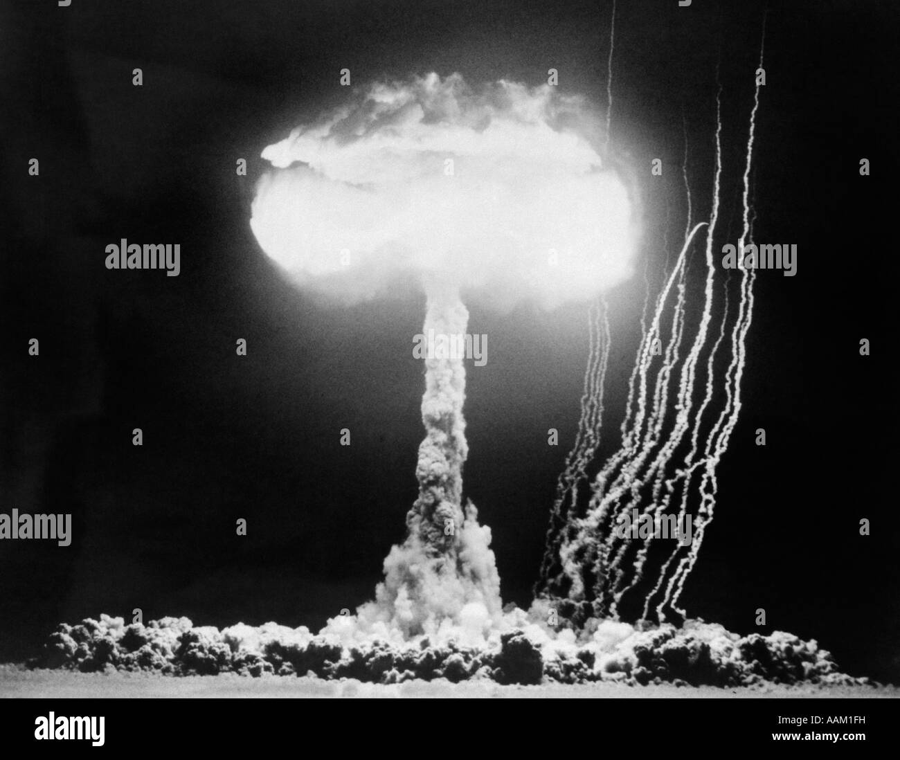 Anni Cinquanta test atomico che mostra il BLAST E CLOUD A FUNGO AL NEVADA Proving Grounds Foto Stock