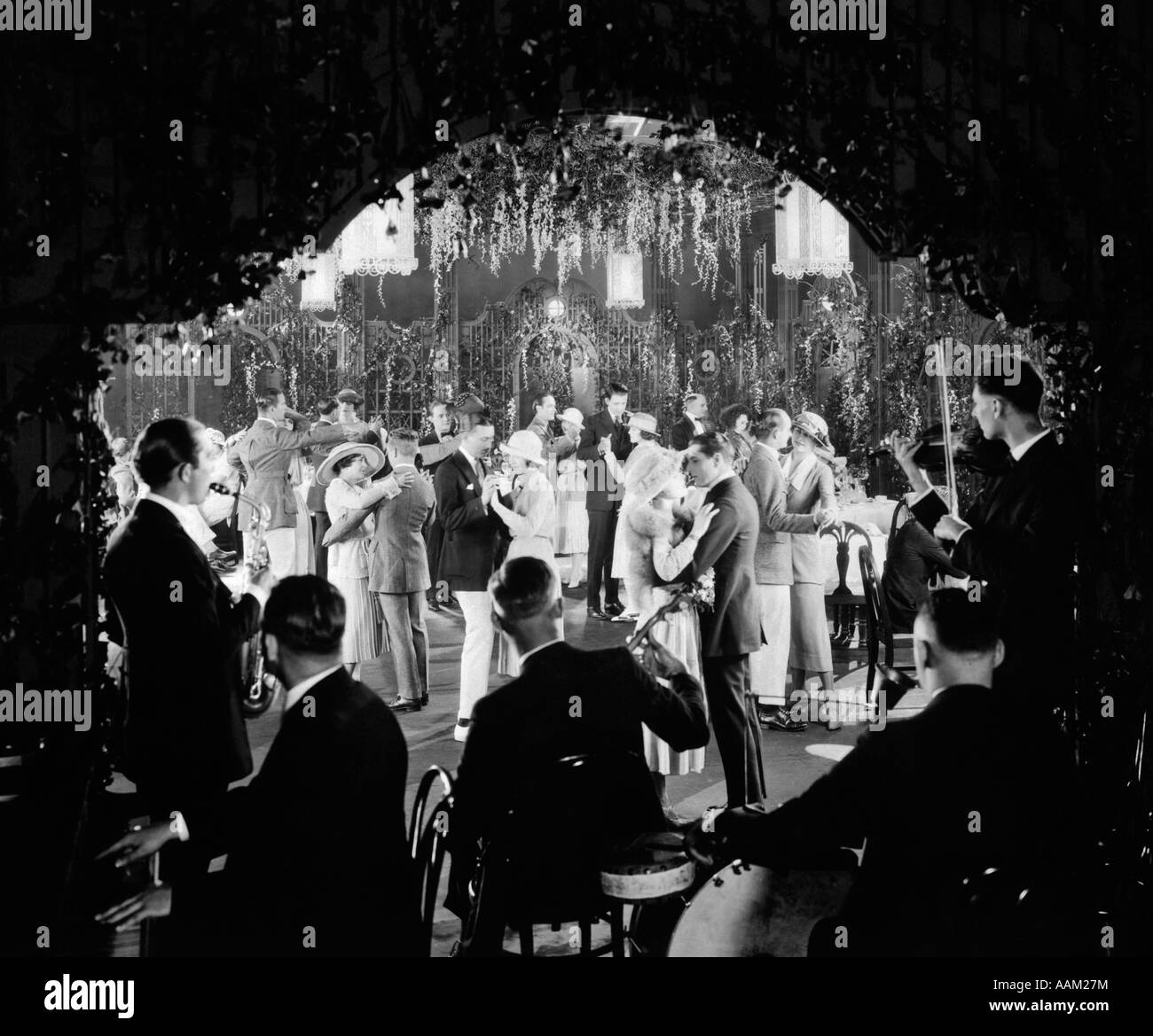 1920s film ancora coppie danzanti sala da ballo vista da sopra le spalle di band di musicisti Foto Stock