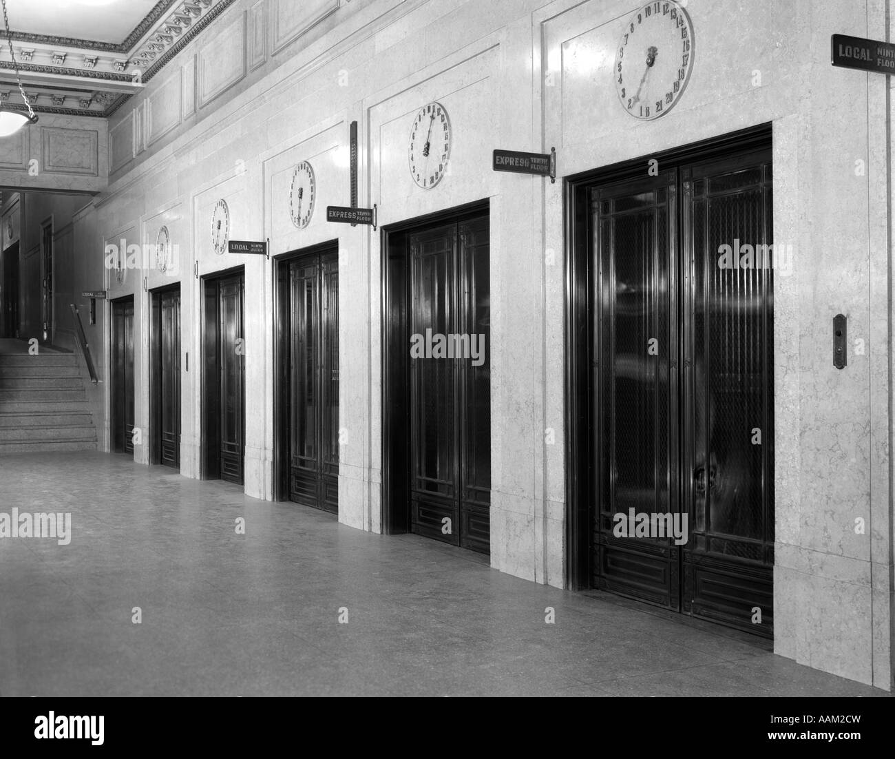 1930s BANCA DI RIGA DI ASCENSORE PORTE IN grattacielo Edificio per uffici Foto Stock