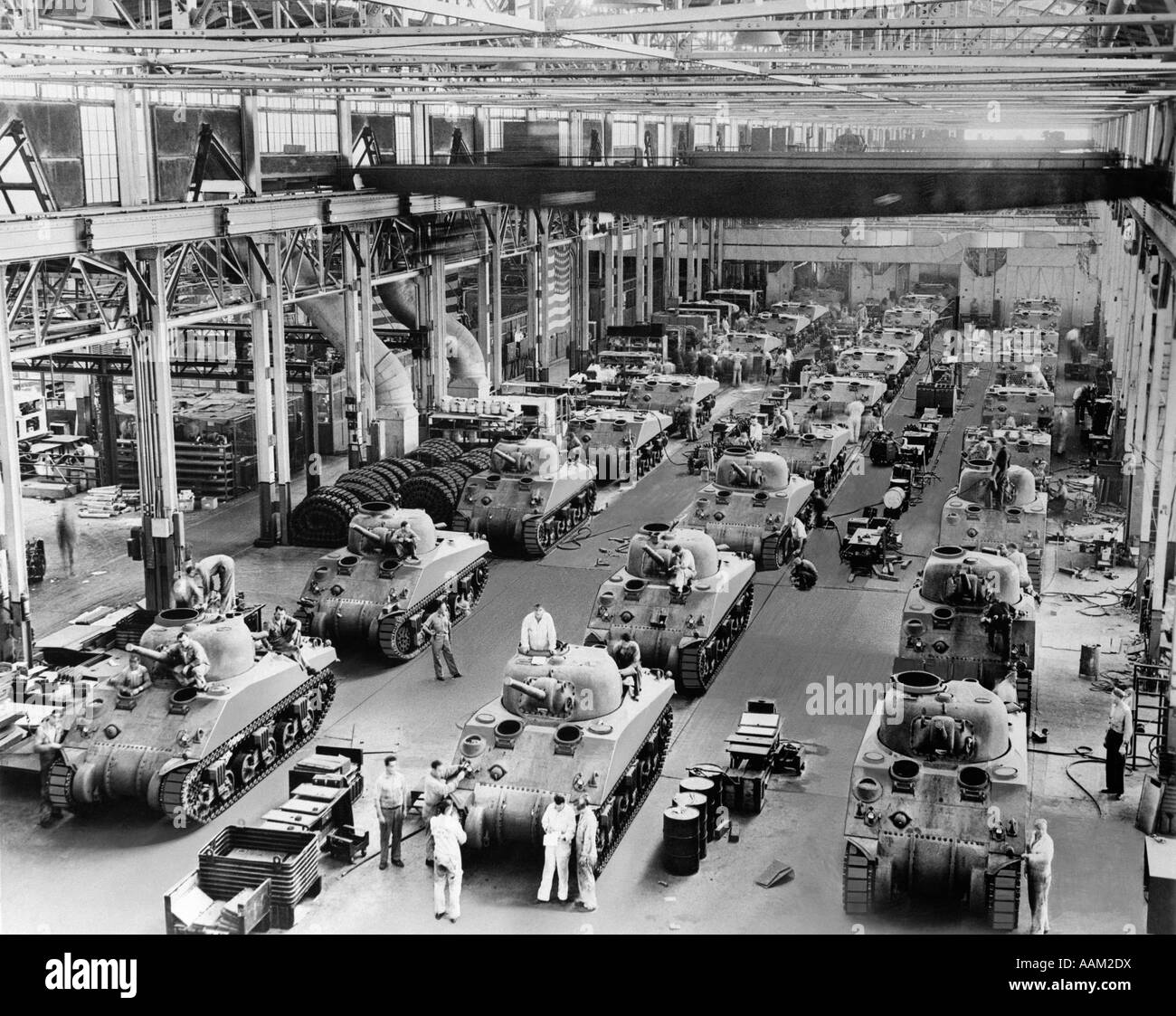 1940s GENERAL SHERMAN SERBATOI IN PRODUZIONE Chrysler Corporation fabbrica impianto bellica WW2 WWII GUERRA MONDIALE 2 fabbriche Foto Stock