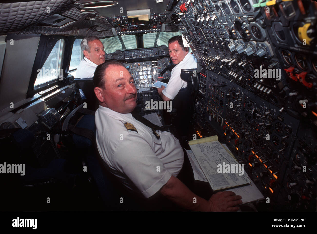 In materia di aviazione. Aeromobile capitano / Concorde stretta cabina. I lavoratori della compagnia aerea Foto Stock