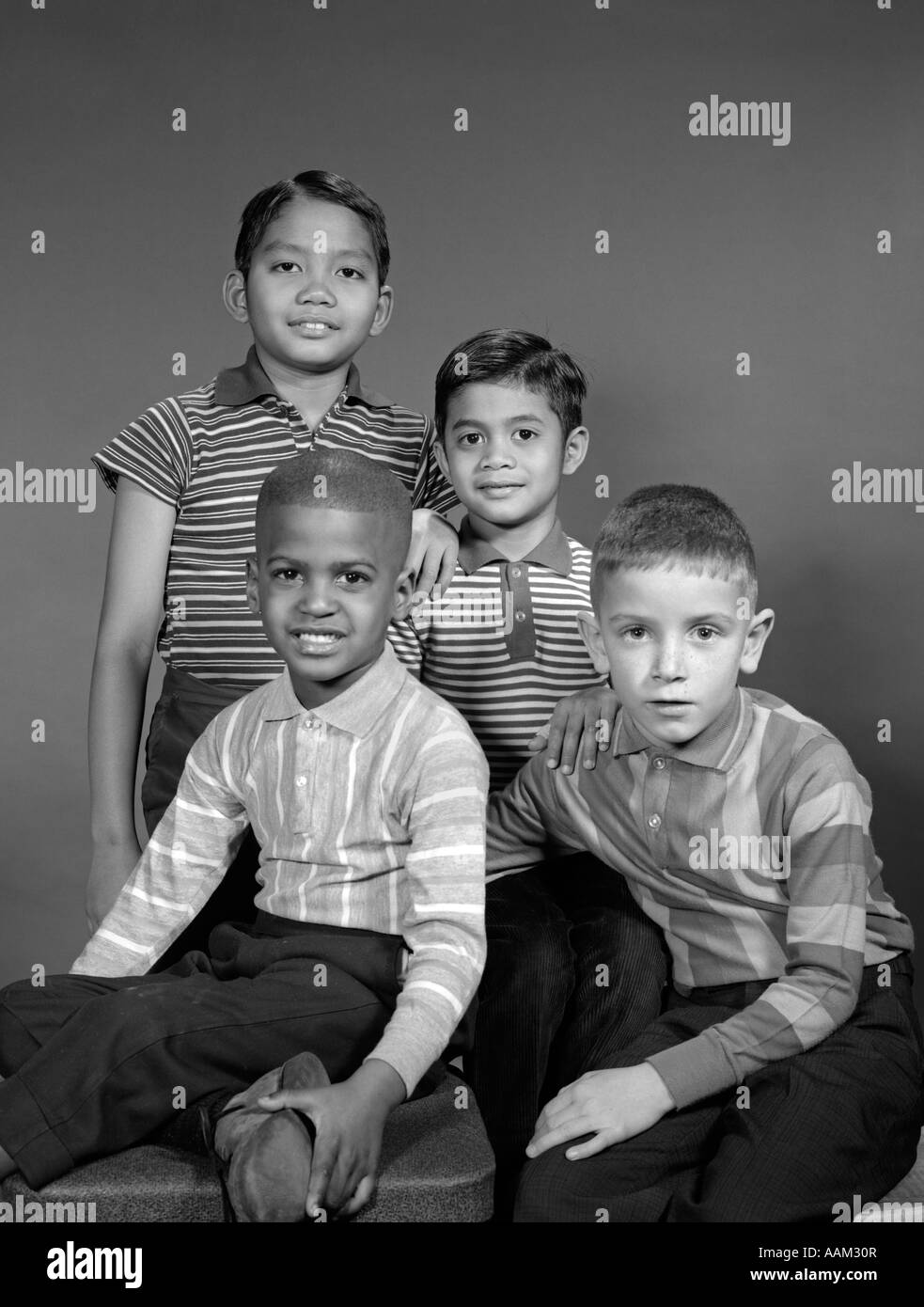 Anni sessanta ritratto di 4 multi etnico ragazzi Foto Stock