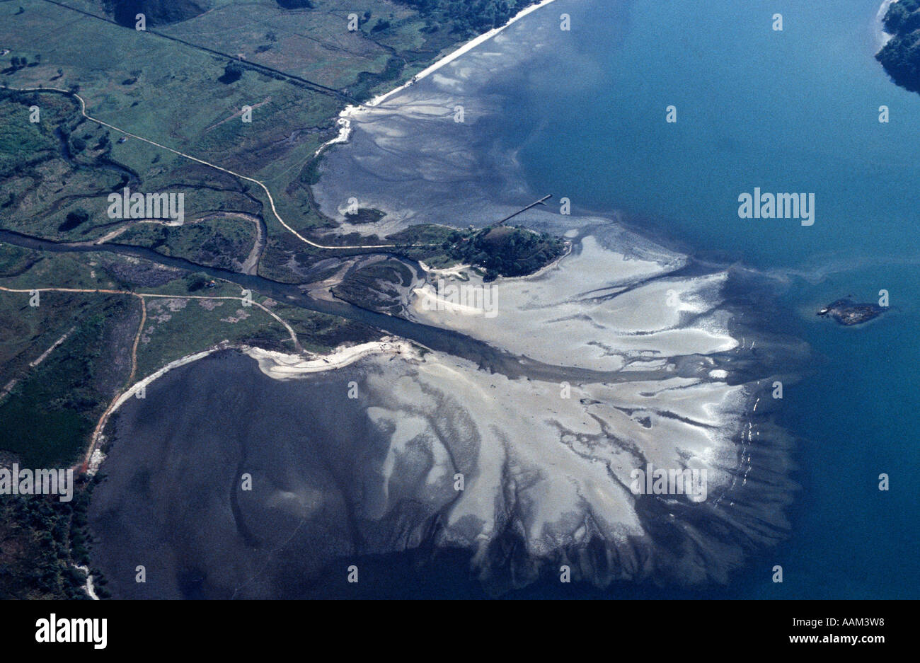 Foce di un fiume come si riversa nella Ocean. Foto Stock