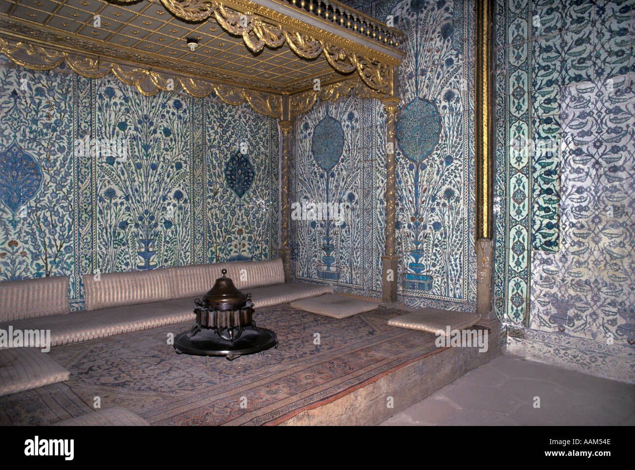 Elaboarately decorate la stanza di seduta all'interno dell'Harem che ospitava 1200 harem di donne nel 1575 Palazzo Topkapi Istanbul Foto Stock