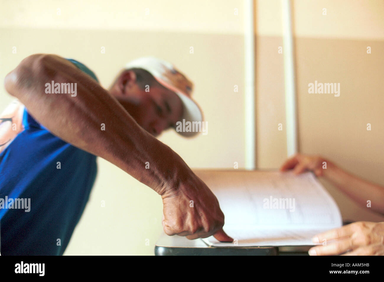 L' analfabetismo, la mancanza di istruzione. Brasiliano lavoratore rurale, Amazon Brasile. Foto Stock