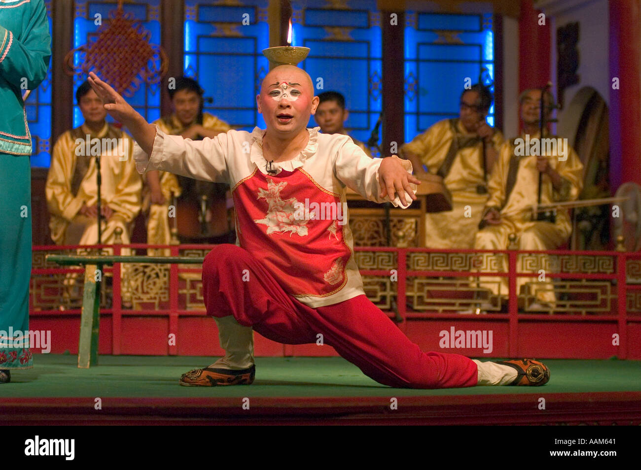 Il comico con candela sulla sua testa esegue in un dramma Chengdu Cina nella provincia di Sichuan Foto Stock