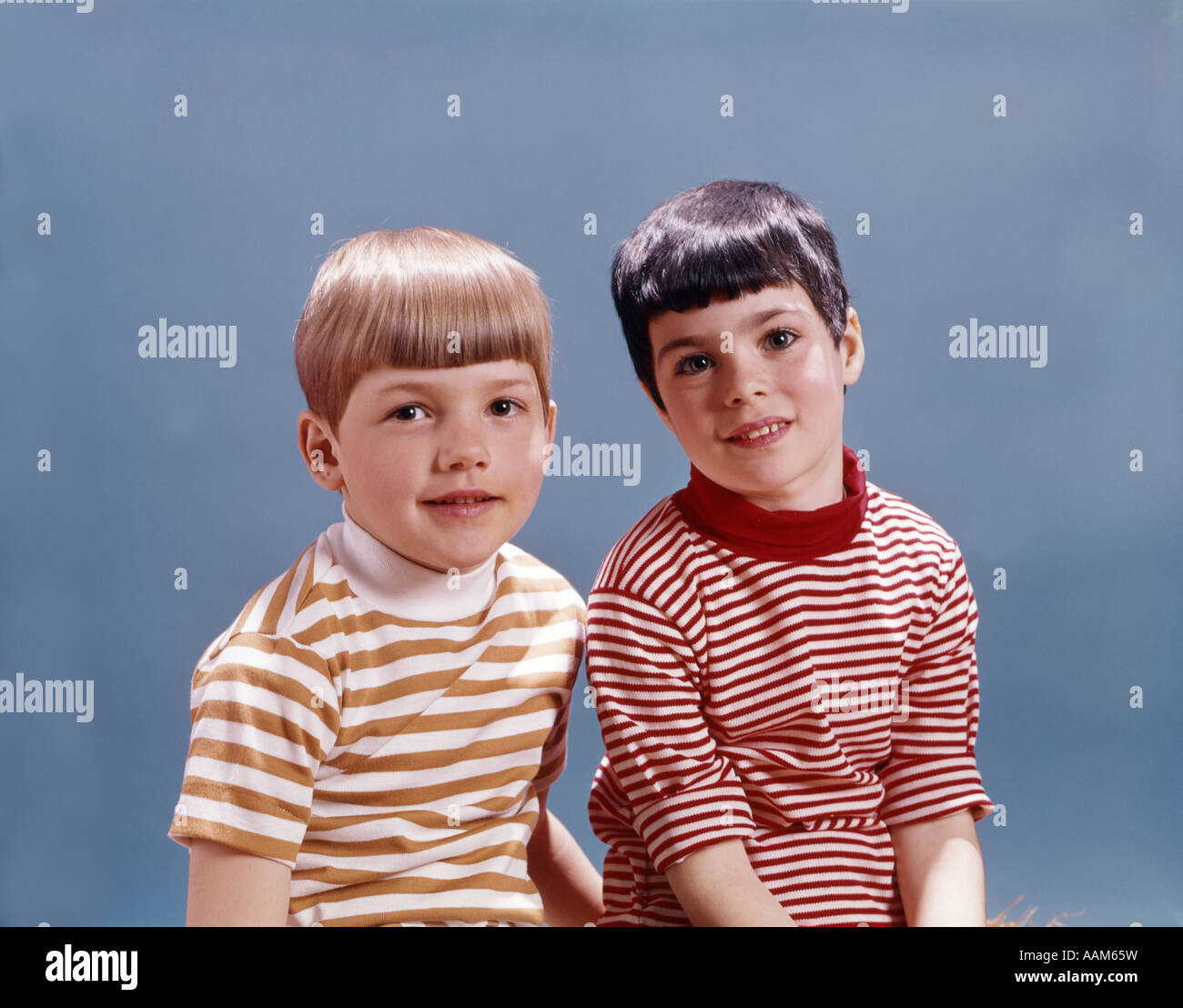1960 anni sessanta ragazzo ragazza sorridente ritratto I BAMBINI I bambini che indossano rosso bianco STRIPED TEE SHIRT RETRO Foto Stock