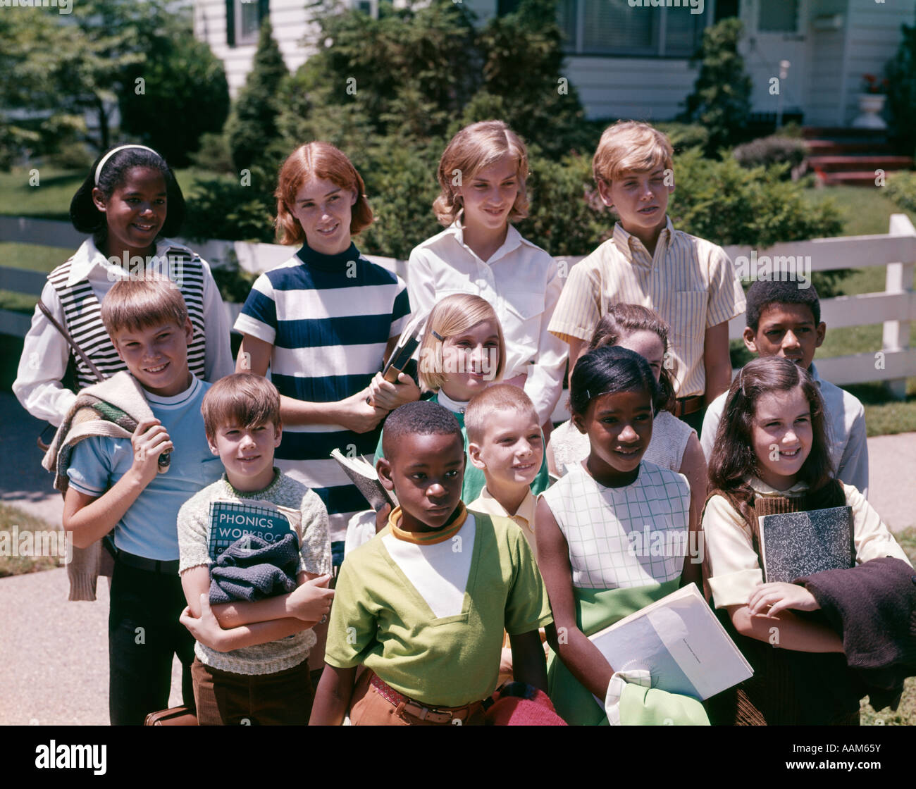 Anni Settanta ritratto di gruppo di età elementari scolari MIX etnico africano bianco-AMERICAN BOY GIRL Foto Stock