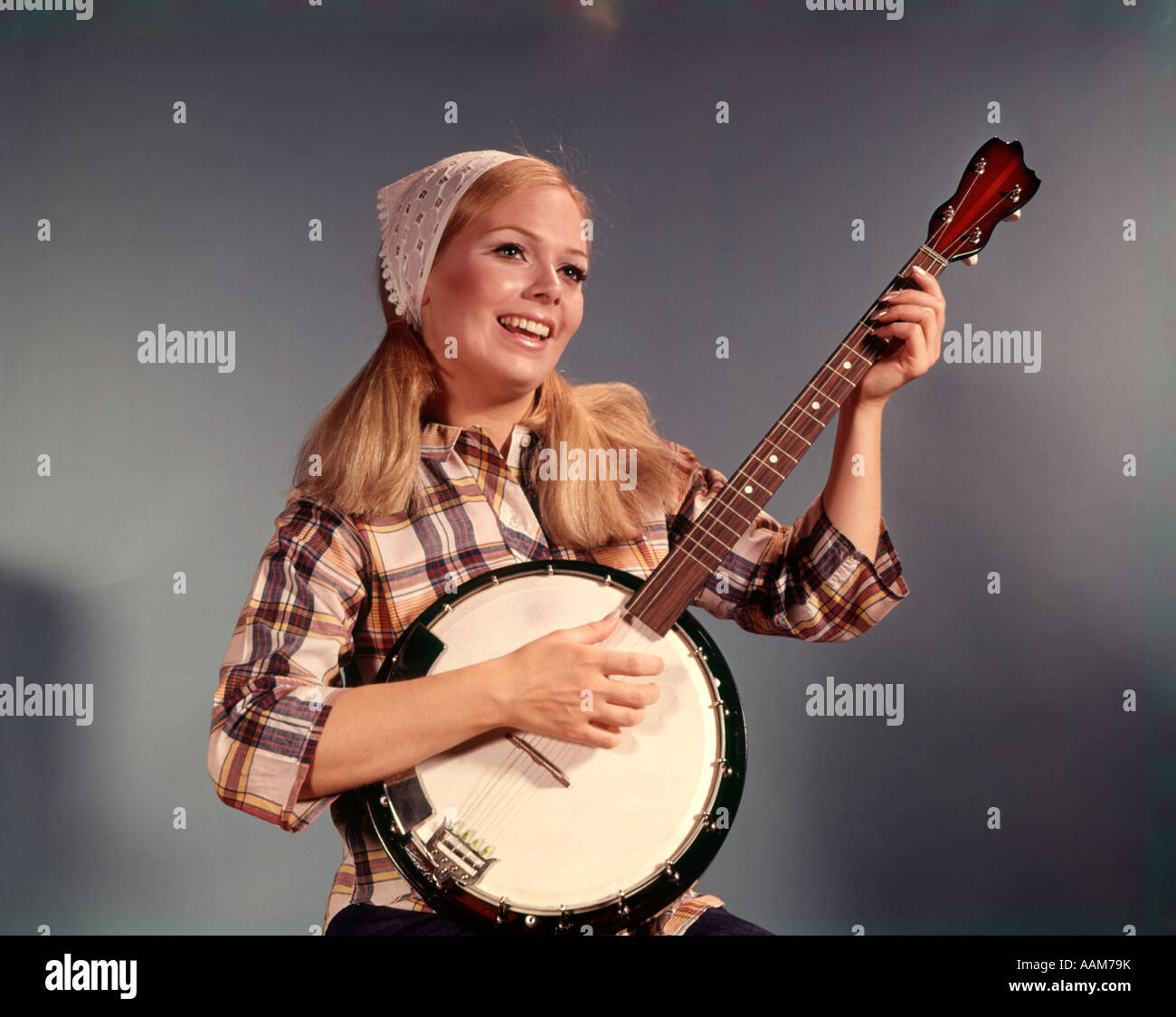Woman playing banjo immagini e fotografie stock ad alta risoluzione - Alamy