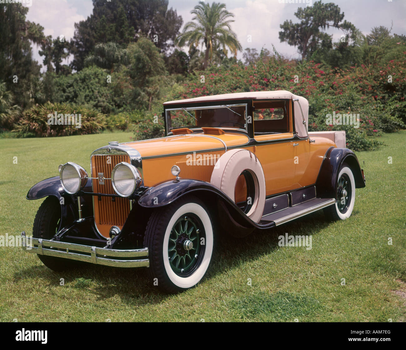 1920s 1930 CADILLAC CONVERTIBLE ROADSTER GIALLO E NERO CON PNEUMATICI WHITEWALL ANTICHI VINTAGE Foto Stock