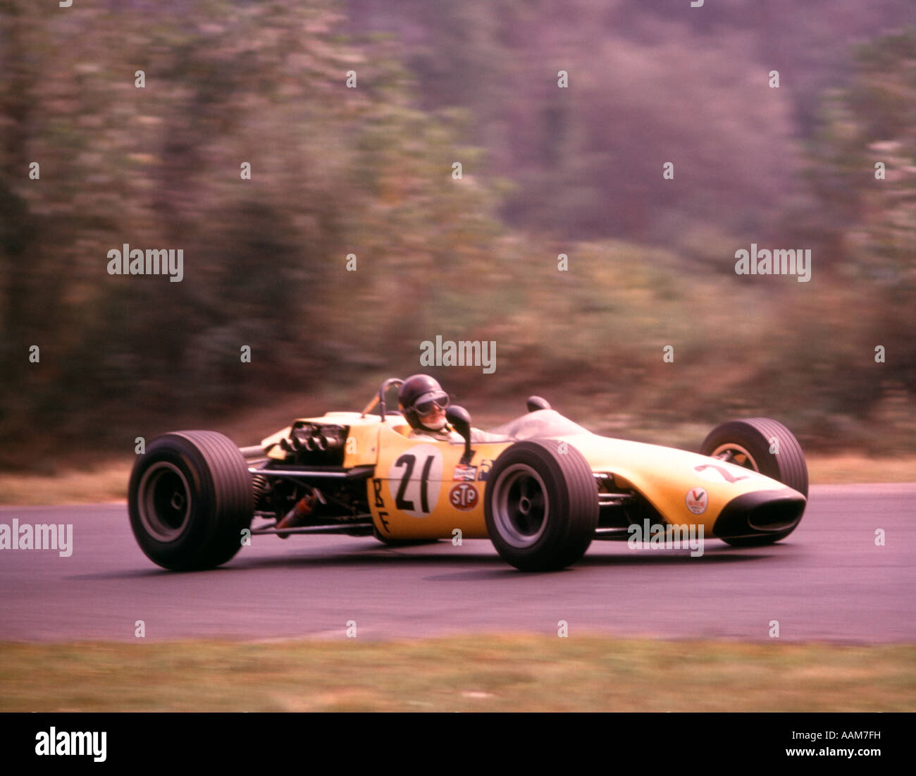 1970 anni settanta giallo gara sportiva racing driver auto casco nero numero 21 AUTO VETTURE AUTOMOBILI Foto Stock