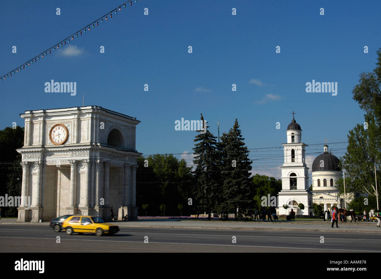 Chisinau, Piata Marii Adunari Nationale, Arco di Trionfo, chiesa ortodossa Foto Stock