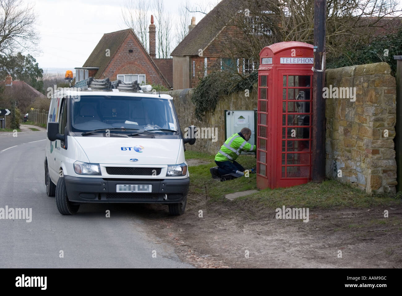 Telefono un tecnico ripara un paese box di chiamata Foto Stock