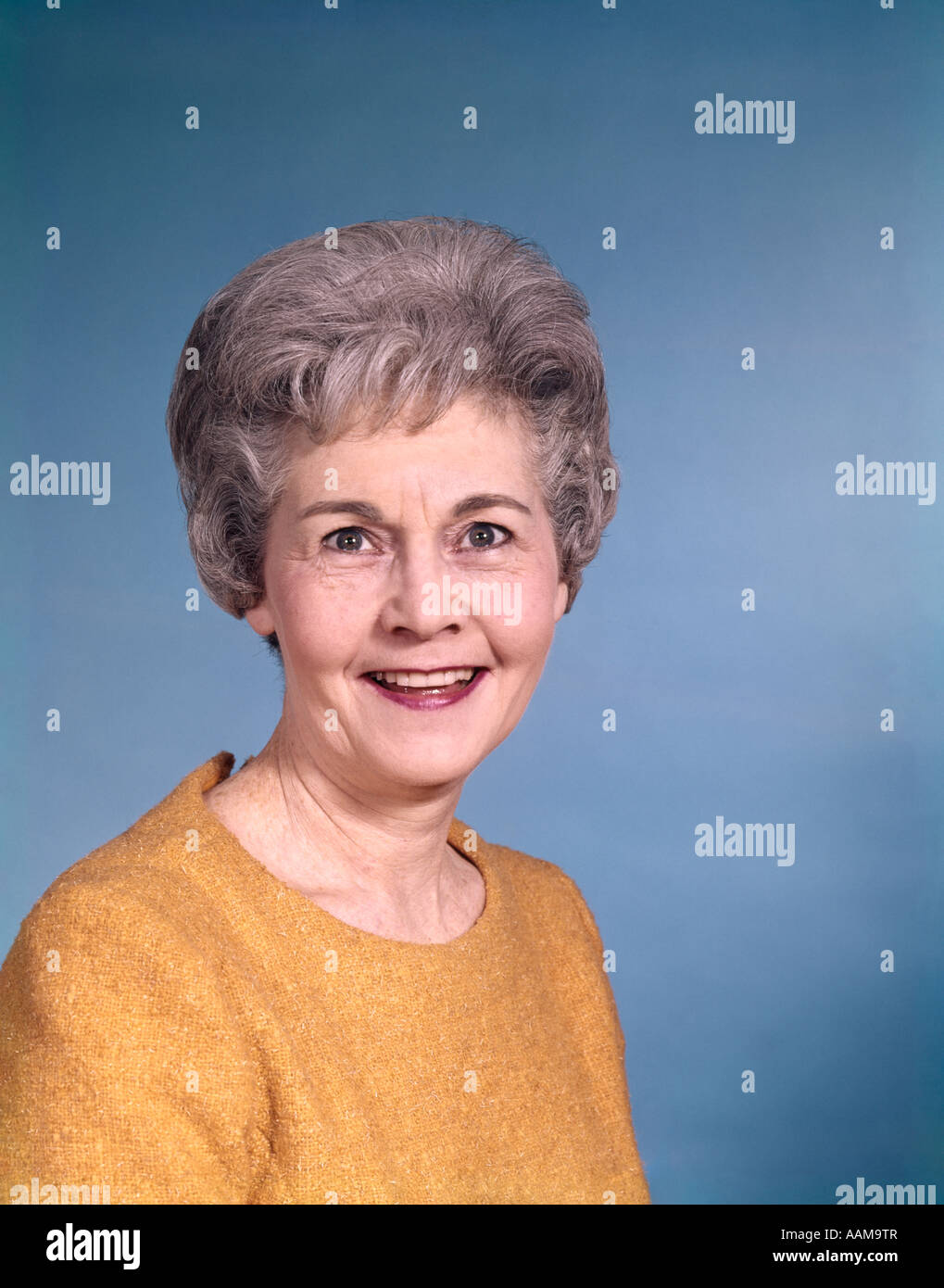 Anni sessanta SENIOR ELEDERLY matura donna sorridente sorriso capelli grigi nonna ritratto RETRO VINTAGE Foto Stock