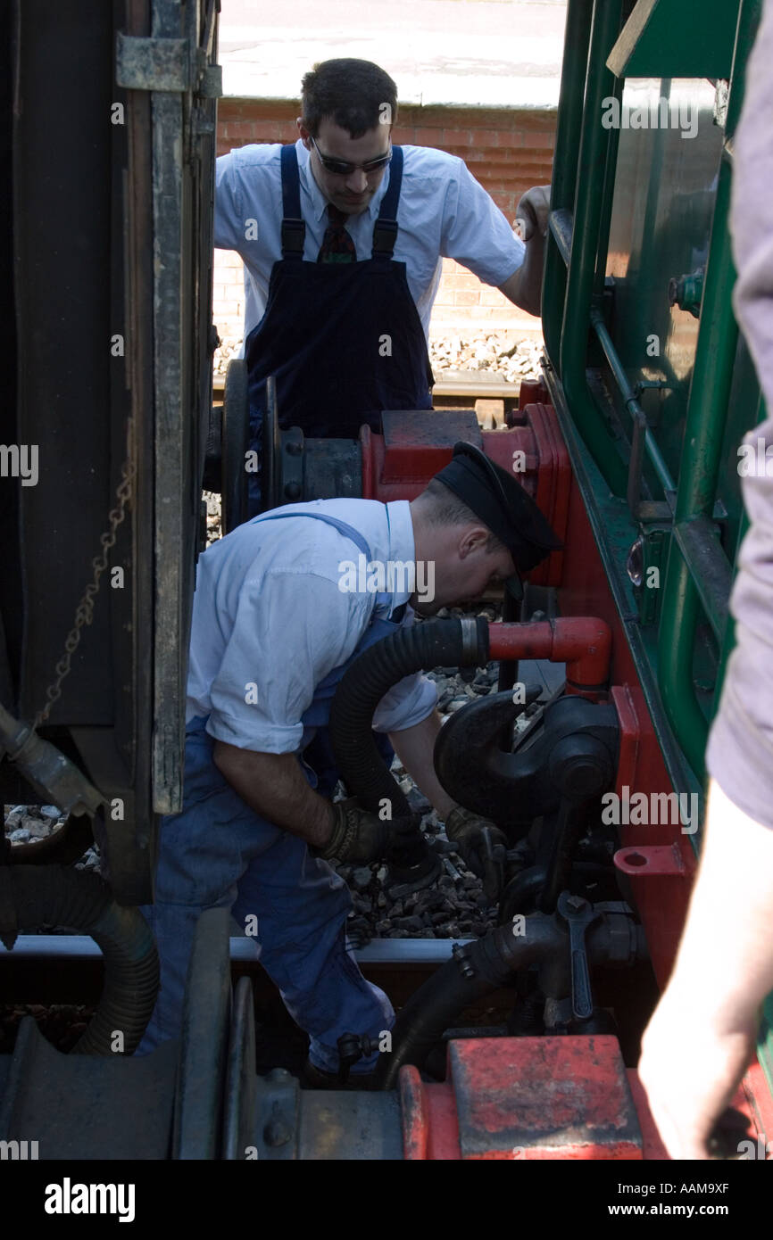 L'accoppiamento della tiranteria tra la locomotiva a vapore e carrelli su conserve di ferrovie a vapore Foto Stock