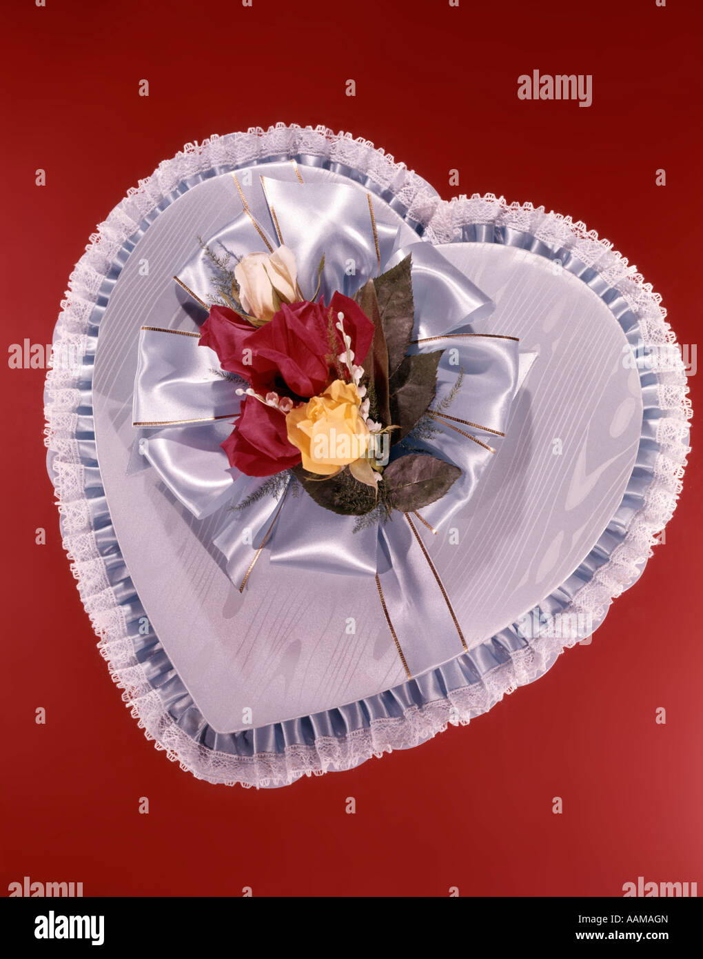 1950 1950 1960 1960 A FORMA DI CUORE scatola di caramelle amore romantico San Valentino Sweet BLUE RIBBON seta rosso giallo rose retrò Foto Stock