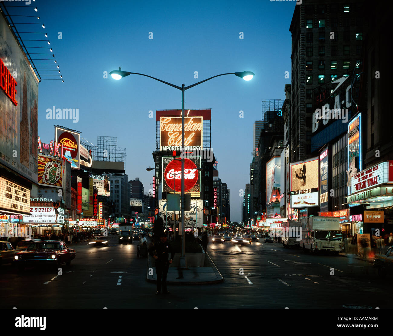 1960s 1966 NOTTE Times Square Manhattan Broadway 45th Street guardando a Nord Foto Stock