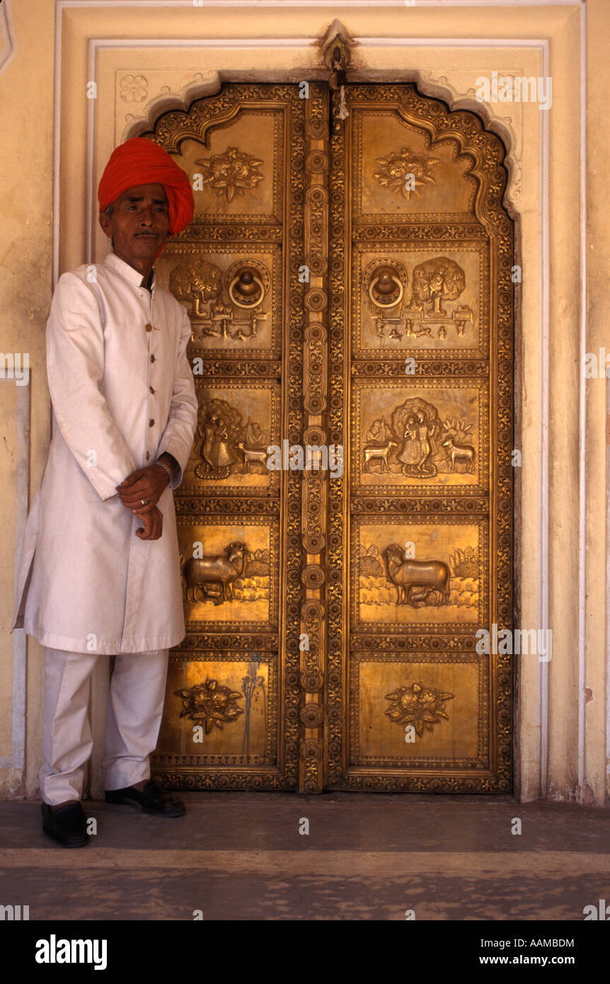 JAIPUR INDIA RAJASTHAN GUARDIA A MAHARAJA CITY PALACE Foto Stock