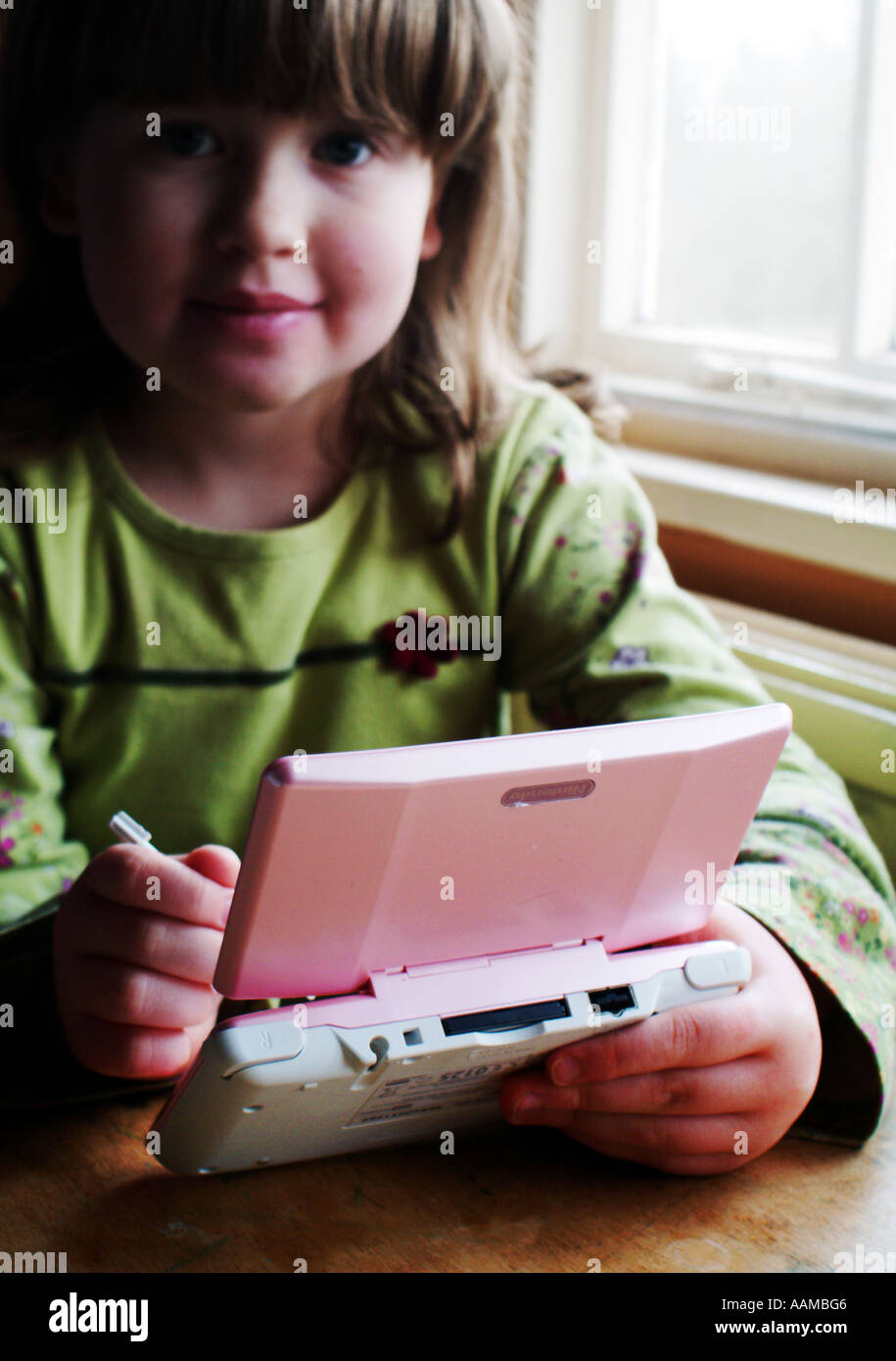 Giocare con il Nintendo DS Foto Stock