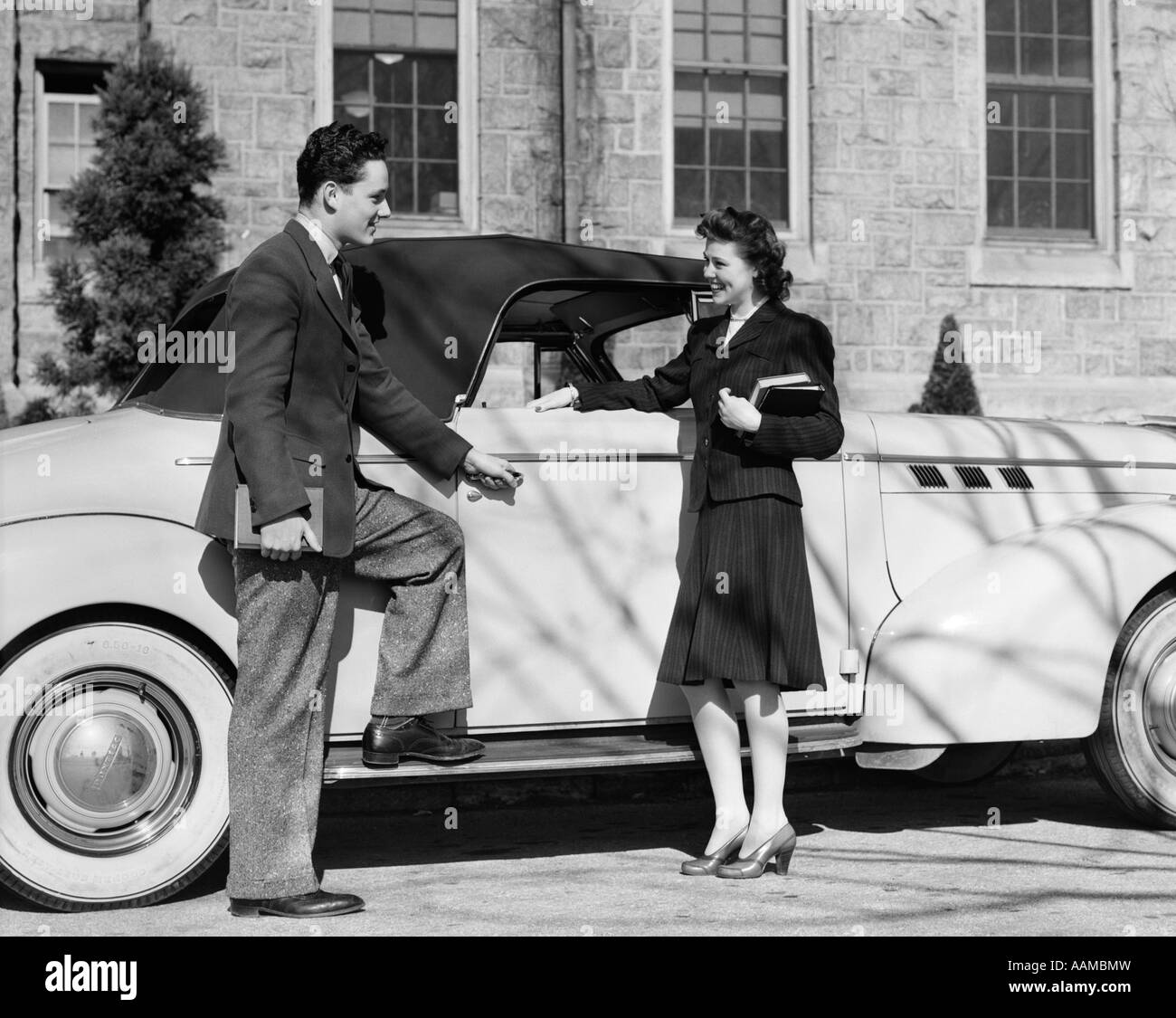 1940s uomo donna auto libri studenti data Foto Stock