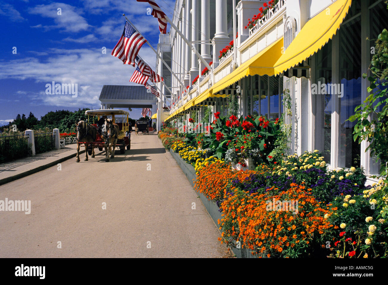 Isola di Mackinac, mi carrozze trainate da cavalli NELLA PARTE ANTERIORE DEL GRAND HOTEL Foto Stock