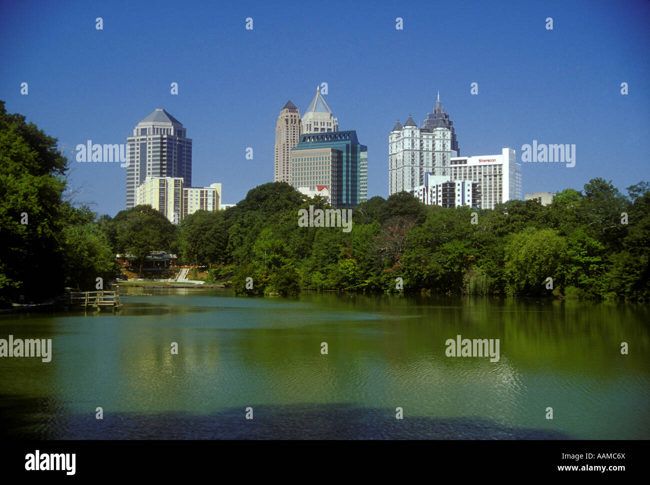 ATLANTA GA MIDTOWN SKYLINE visto dal lago di CLARA MEER IN PIEMONTE PARK Foto Stock