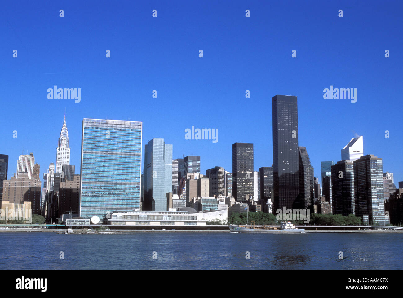 NEW YORK NY SKYLINE con Chrysler Building UNITED nation building Trump Tower mondiale Foto Stock