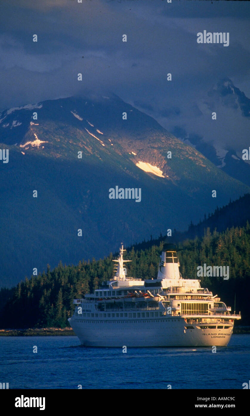 Nave da crociera Island Princess Haines Alaska con coperta di neve montagna in background Foto Stock