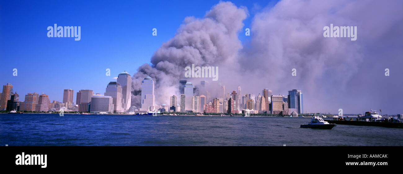 NEW YORK NY Settembre 11 2001 WORLD TRADE CENTER distrutte dopo l attacco terroristico Foto Stock