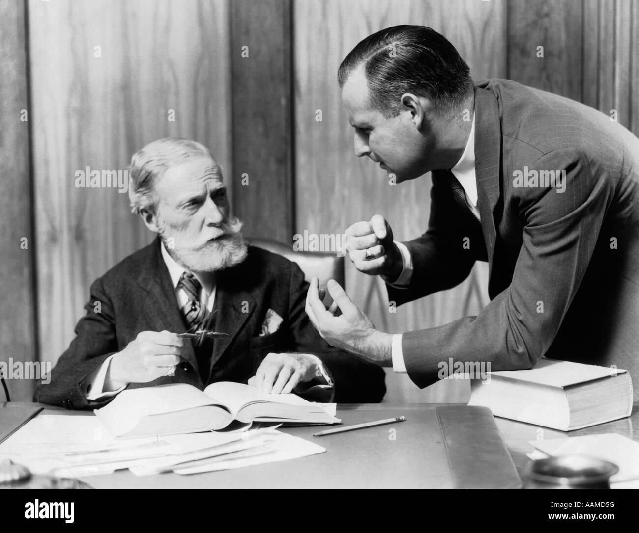 Negli anni Trenta due uomini in ufficio presso il DESK DI PARLARE Foto Stock