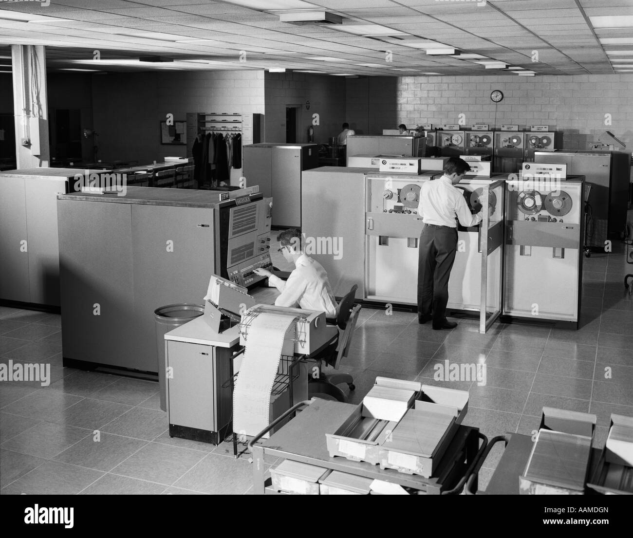 Anni sessanta due uomini TECNICI CHE LAVORANO IN IBM mainframe 360 sala computer Foto Stock