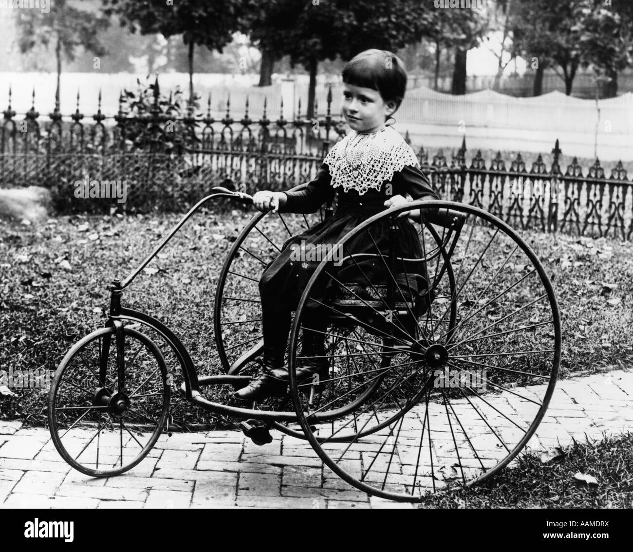 1900s 1890 bambino ragazzo seduto triciclo bicicletta bambini ragazzi Foto Stock