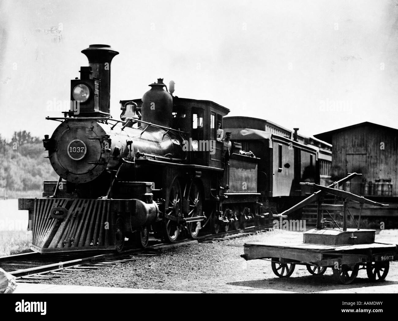 Fine del secolo locomotiva SULLA VIA ALLA STAZIONE Foto Stock