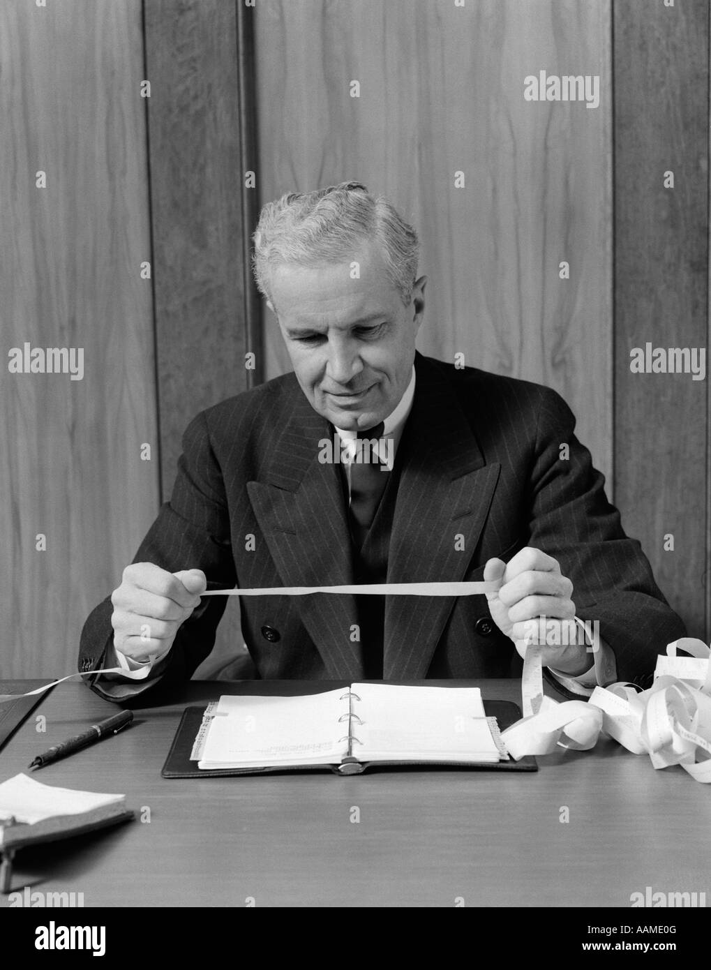 Anni Cinquanta uomo Ticker tape FINANCE STOCK MARKET BUSINESS SUIT Foto Stock